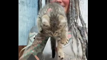 This little kitty loves my dreadlocks do youts play with your hair too #kittylove #dreadlockvibes #furryfrie