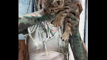 This little kitty loves my dreadlocks do youts play with your hair too #kittylove #dreadlockvibes #furryfrie