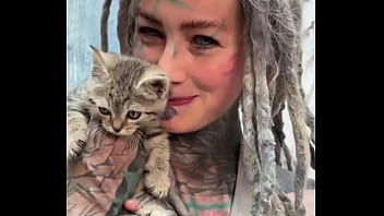 This little kitty loves my dreadlocks do youts play with your hair too #kittylove #dreadlockvibes #furryfrie