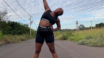 Encontrei uma casada fazendo caminhada e convidei para ir em casa tomar água mas ela tomou foi meu leite na cara