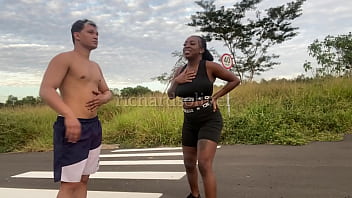 Encontrei uma casada fazendo caminhada e convidei para ir em casa tomar água mas ela tomou foi meu leite na cara