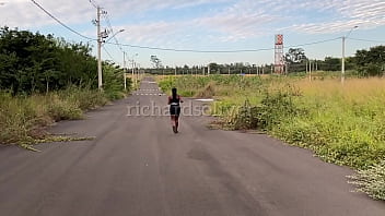 Encontrei uma casada fazendo caminhada e convidei para ir em casa tomar água mas ela tomou foi meu leite na cara