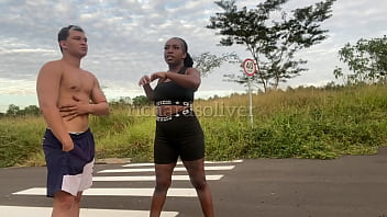 Encontrei uma casada fazendo caminhada e convidei para ir em casa tomar água mas ela tomou foi meu leite na cara