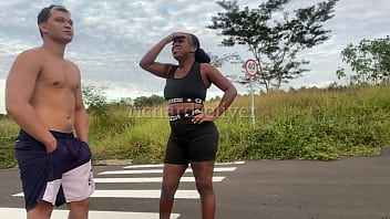 Encontrei uma casada fazendo caminhada e convidei para ir em casa tomar água mas ela tomou foi meu leite na cara