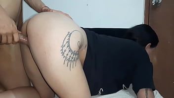 Madrastra caliente se deja follar por su vagina caliente de su hijastro de enorme polla sexo casero en espanol