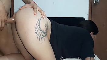 Madrastra caliente se deja follar por su vagina caliente de su hijastro de enorme polla sexo casero en espanol