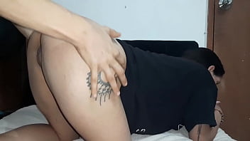 Madrastra caliente se deja follar por su vagina caliente de su hijastro de enorme polla sexo casero en espanol