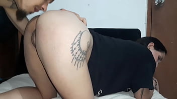 Madrastra caliente se deja follar por su vagina caliente de su hijastro de enorme polla sexo casero en espanol