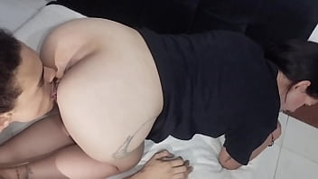 Madrastra caliente se deja follar por su vagina caliente de su hijastro de enorme polla sexo casero en espanol