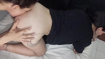 Madrastra caliente se deja follar por su vagina caliente de su hijastro de enorme polla sexo casero en espanol