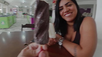 Fiquei peladinha andando no carro pela cidade e na praia pegando no pau do motorista