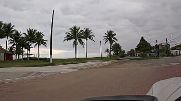 Fiquei peladinha andando no carro pela cidade e na praia pegando no pau do motorista