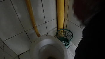 Fiquei peladinha andando no carro pela cidade e na praia pegando no pau do motorista