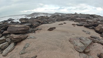 Fiquei peladinha andando no carro pela cidade e na praia pegando no pau do motorista