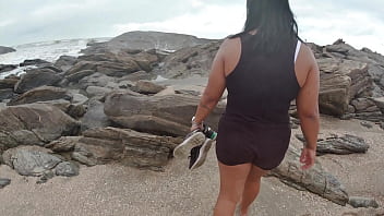 Fiquei peladinha andando no carro pela cidade e na praia pegando no pau do motorista