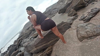 Fiquei peladinha andando no carro pela cidade e na praia pegando no pau do motorista