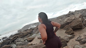 Fiquei peladinha andando no carro pela cidade e na praia pegando no pau do motorista