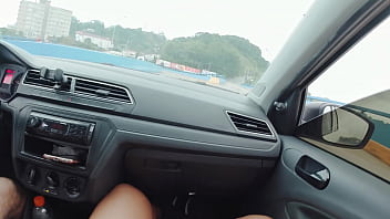 Fiquei peladinha andando no carro pela cidade e na praia pegando no pau do motorista