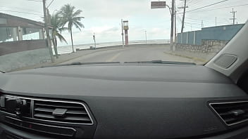 Fiquei peladinha andando no carro pela cidade e na praia pegando no pau do motorista