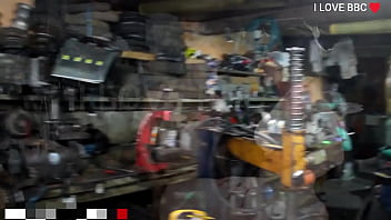 Cleo cadillac fode com borracheiro do pau enorme corno espera sua esposa em casa e mau sabe que ela vai chegar toda arrombadinha completo no red