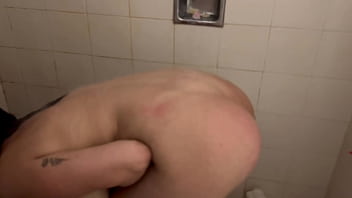 Mi amiga me espía en la ducha