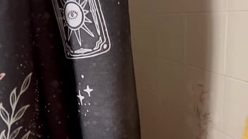 Mi amiga me espía en la ducha