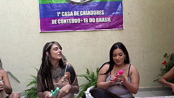 Chamei as meninas da igreja pra orar aqui em casa e o culto acabou em chupação de buceta completo no sheer red