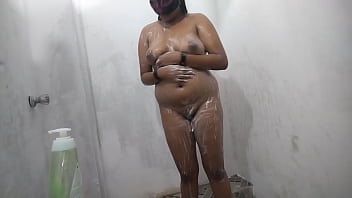 Morena peituda toma banho em casa e passa sabonete na vagina suja e escura Morena peituda toma banho em casa e passa sabonete na vagina suja e escura