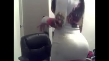 La puta culona de mi prima me manda un video calentandome con sus nalgotas