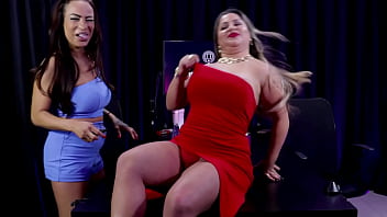 Loira tem a buceta usada com vibrador após a convidada dizer que a mulher que manda na casa de swing e dizer como goza mais fácil belinha baracho watch sheer red