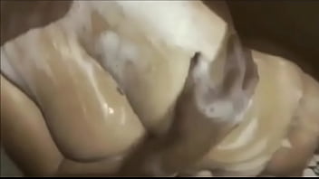 Euzinha tomando banho pra ficar cheirosinha