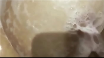 Euzinha tomando banho pra ficar cheirosinha