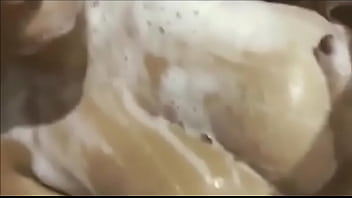 Euzinha tomando banho pra ficar cheirosinha