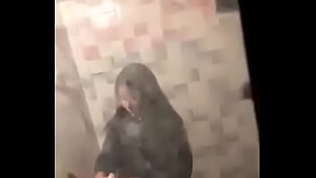 Mi prima en el baño