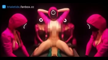 Guardias de el juego del calamar tetonas cogen a jugador sumiso en mesa de metal