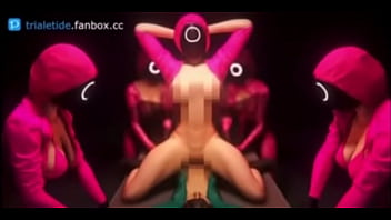 Guardias de el juego del calamar tetonas cogen a jugador sumiso en mesa de metal