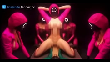 Guardias de el juego del calamar tetonas cogen a jugador sumiso en mesa de metal