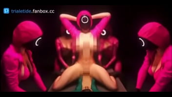 Guardias de el juego del calamar tetonas cogen a jugador sumiso en mesa de metal