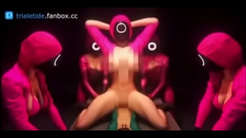 Guardias de el juego del calamar tetonas cogen a jugador sumiso en mesa de metal