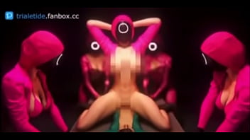 Guardias de el juego del calamar tetonas cogen a jugador sumiso en mesa de metal