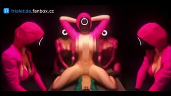 Guardias de el juego del calamar tetonas cogen a jugador sumiso en mesa de metal