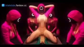 Guardias de el juego del calamar tetonas cogen a jugador sumiso en mesa de metal