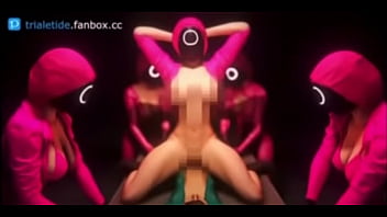 Guardias de el juego del calamar tetonas cogen a jugador sumiso en mesa de metal