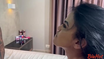 Engasgando com todo o esperma da piroca dotada do meu vizinho ele me dá leitinho sempre que meu marido sai