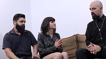 Corno assistindo falso padre fodendo o cuzinho da esposa prometendo gravidez milagrosa