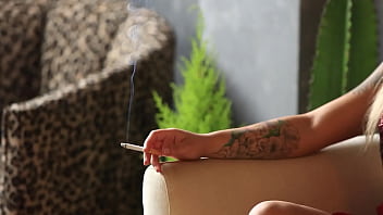 Loira gostosa com ciumes