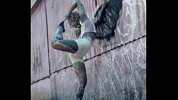 Retweet it if you are into bendy girlzzz