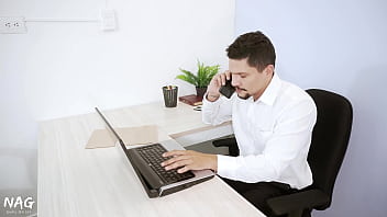 Mi empleada hace muy mal su trabajo me toca corregirla con verga