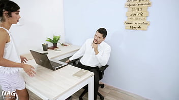 Mi empleada hace muy mal su trabajo me toca corregirla con verga