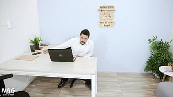 Mi empleada hace muy mal su trabajo me toca corregirla con verga